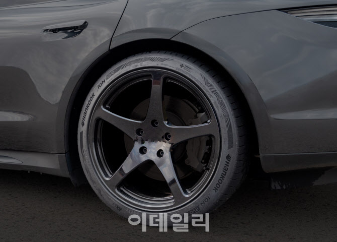 한국타이어, 포르쉐에 전기차용 ‘아이온 에보’ 타이어 공급