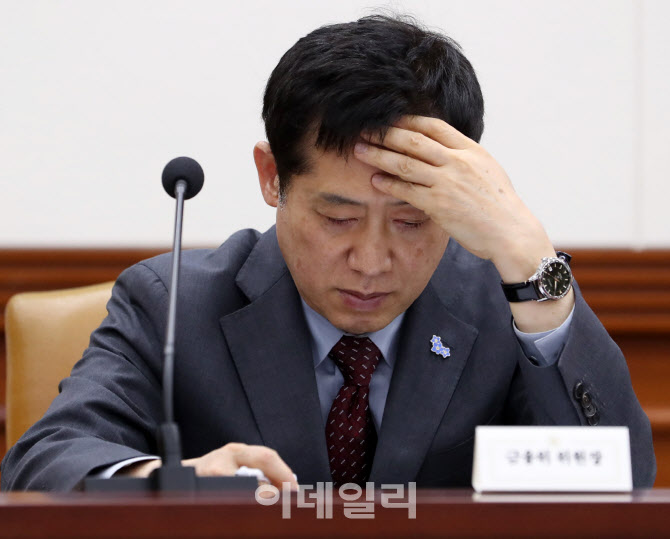 [포토] 자료 살펴보는 김주현 금융위원장