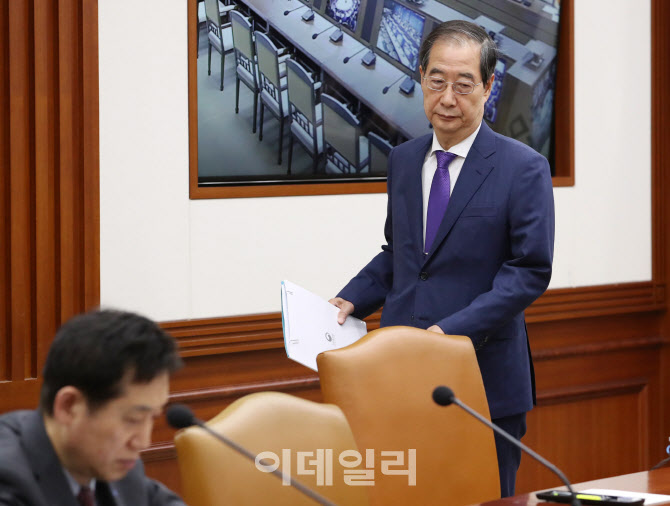 [포토] 국정현안장관회의 참석하는 한덕수 총리