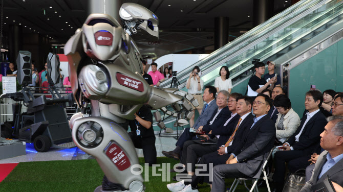 "높이 2.4m 춤추는 로봇…'강남 로봇플러스 페스티벌' 개막