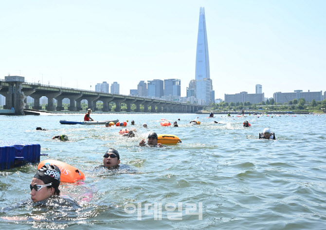 [포토]한강 수영 즐기는 시민들