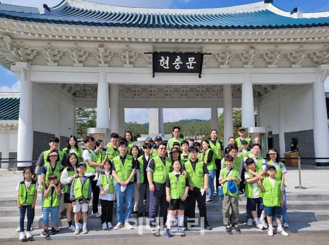 현대엔지니어링, 10년째 임직원 가족과 현충원 정화 봉사