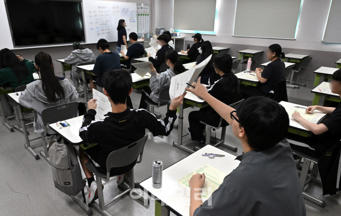 [포토]수능 모의평가 문제지 배부받는 학생들