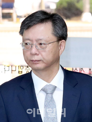 ‘불법사찰’ 우병우 헌법소원 냈지만…헌재 “직권남용 합헌”