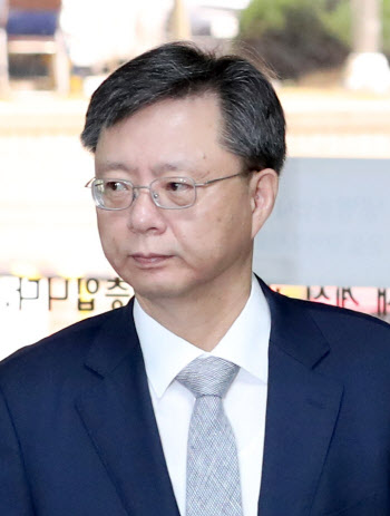 ‘불법사찰’ 우병우 헌법소원 냈지만…헌재 “직권남용 합헌”