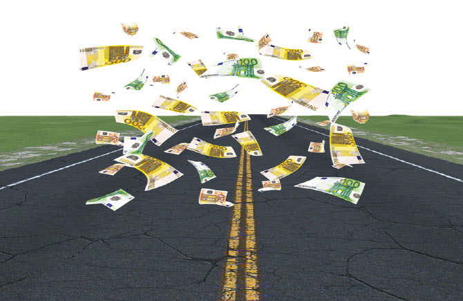 “고속도로에 만원 지폐 날린다”…주우려는 운전자들로 정체