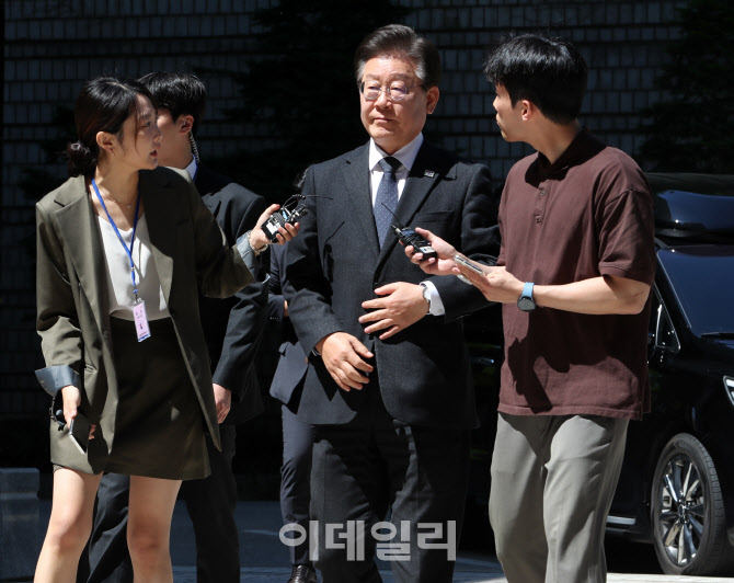 [포토] 서울중앙지법 속행 공판 출석하는 이재명 대표