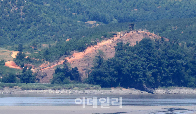 [포토]임진강변에 철책 설치하는 북한