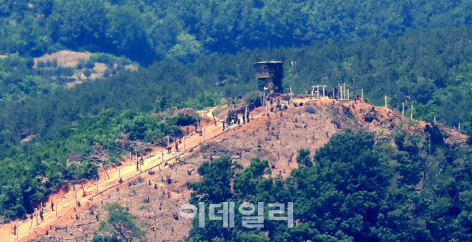 [포토]진지공사중인 북한군
