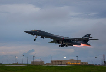 美 B-1B 폭격기 한반도 전개, 7년만에 '제이담' 폭탄 실사격