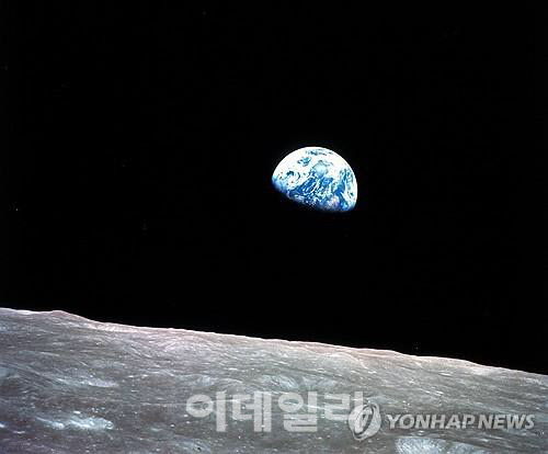 달에서 본 ‘지구돋이’ 사진 남기고…우주비행사 앤더스 별세