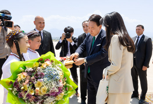 尹대통령, 투르크메니스탄 도착…중앙아시아 3국 순방 돌입