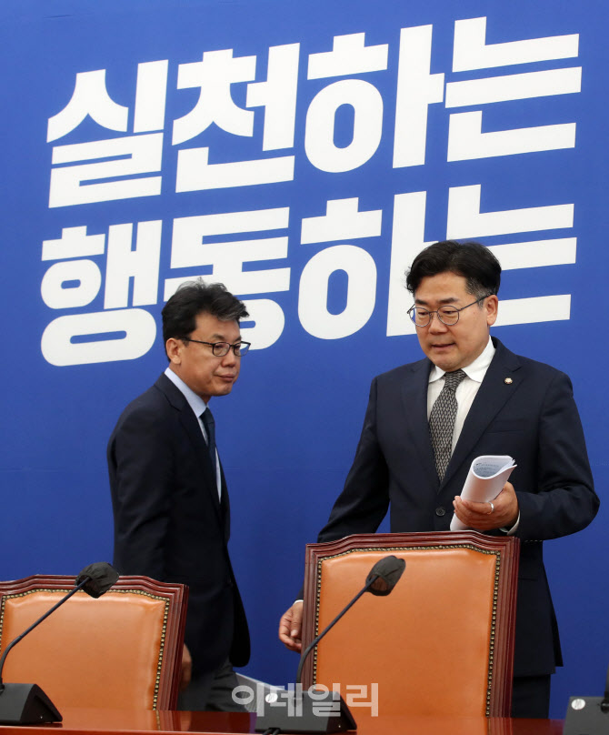 [포토]'원내대책회의 참석하는 박찬대-진성준'