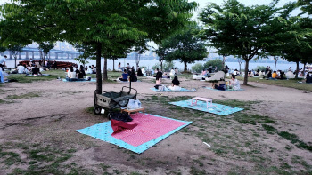 서울 한강공원 일대 가보니..가방·지갑 절도범죄 기승