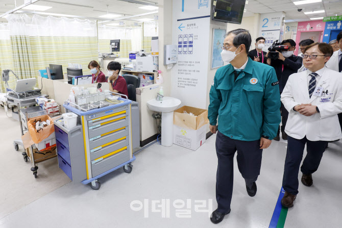 [포토]한덕수 총리, 보라매병원 응급의료센터 방문