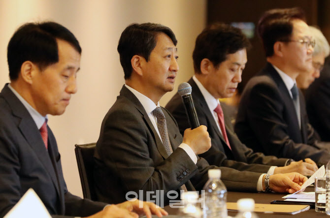 [포토] 'K-조선 수출 금융지원 협약' 인사말하는 안덕근 장관