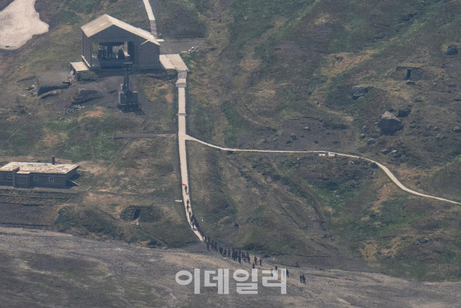 [포토]백두산 천지 동파지역에 모인 북한군