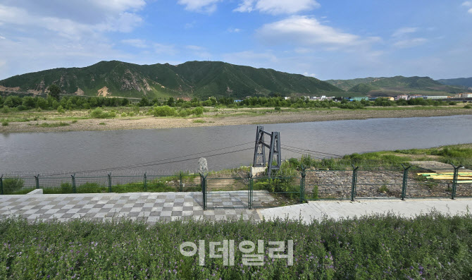 [포토]두만강 건너로 보이는 북한 함경북도 온성군(남양노동자구)