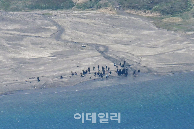 [포토]백두산 천지에 모인 북한군