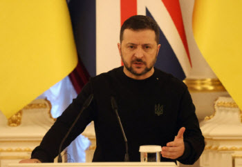 우크라이나 국민 70％ "계엄 끝날 때까지 젤렌스키가 대통령"