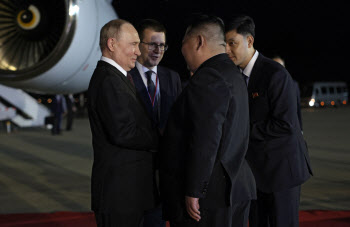 김정은·푸틴, '밀착' 과시…"아우루스서 관계 발전 논의"