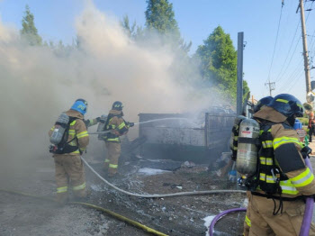 부산 야적장서 화재…폭염으로 인한 배터리 폭발 추정