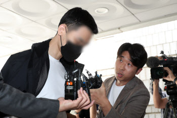 검찰, '경복궁 낙서' 사주 30대男 구속기소…10대들도 재판행