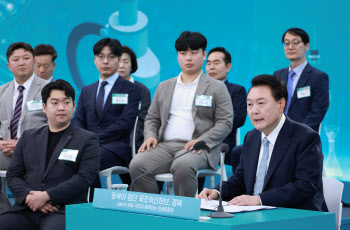 尹 “경북 도약 위해 산업구조 혁신…8000억 지원해 수소산업 허브로”