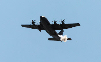 美 AC-130J 특수전 항공기 전개, 한미연합 공중훈련…실무장 사격도