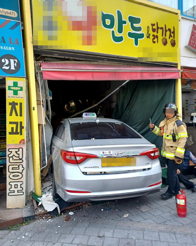 부천서 도로 달리던 택시 음식점으로 돌진…운전자 부상