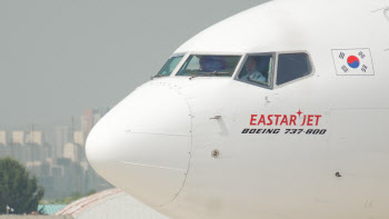 “37년간 지구 150바퀴”…이스타항공 허옥만 기장 은퇴 비행