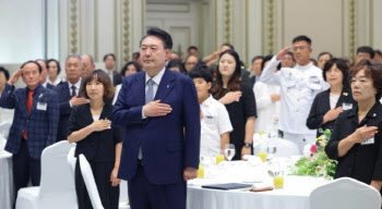 "영웅들을 기억하겠습니다"…尹대통령, 보훈요양원 찾아 국가유공자 위문