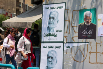 대선 앞둔 이란…유일한 개혁파, 핵·히잡으로 강경파 압박
