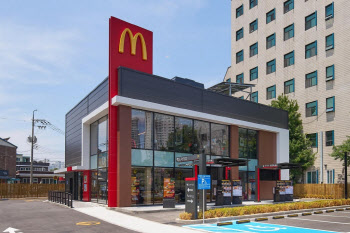 "커피박으로 만든 난간" 맥도날드 친환경 매장 ‘군산조촌DT점’ 개점