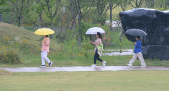 '우산 챙기세요' 전국 곳곳 비…기온 조금 낮아져[오늘날씨]