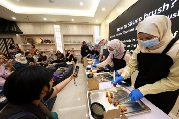 “K치킨 맛있어요!”…교촌, 말레이시아서 치킨 조리 체험 행사 개최