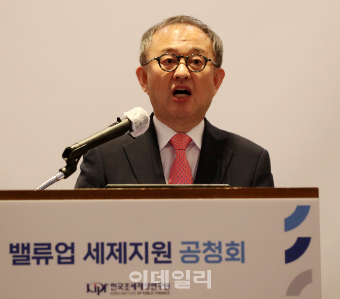 [포토] 공청회 개회사하는 김재진 한국조세재정연구원장