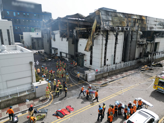 [속보]'화성 일차전지 제조업체 화재'사망자 9명으로…사상자 13명