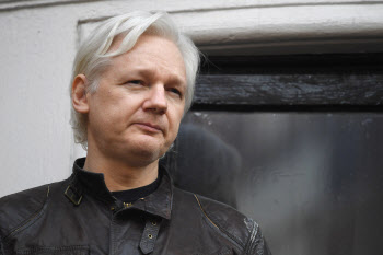 위키리크스 어산지, 14년만에 ‘자유’…美와 형량합의