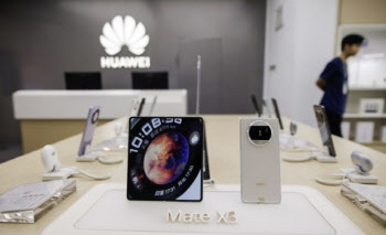 스마트폰 OLED, LCD 첫 추월…K디스플레이 덮친 '중국 굴기'