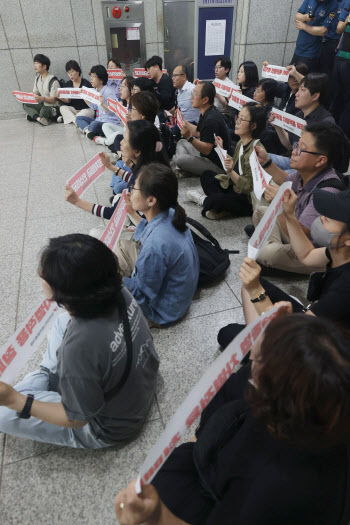 '최저임금 차별적용 반대' 민주노총, 기습 시위…23명 연행