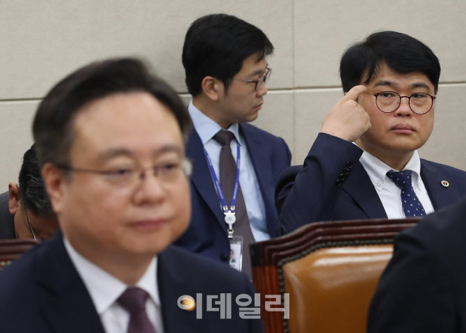 [포토]'조규홍 장관 바라보는 임현택 회장'