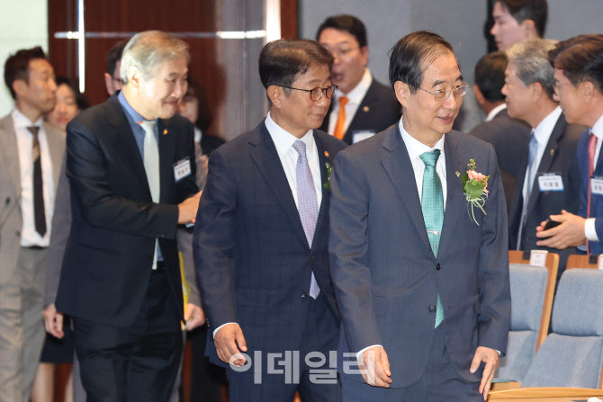 [포토]건설의 날 기념식 참석하는 한덕수 총리-박상우 장관