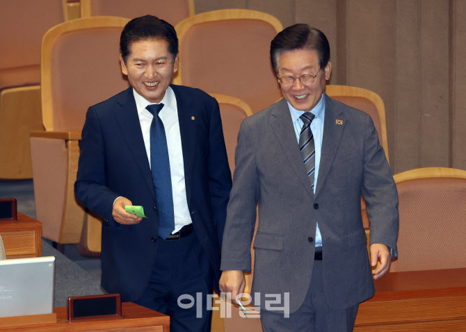 [포토]국회 본회의, '미소 보이는 이재명-정청래'