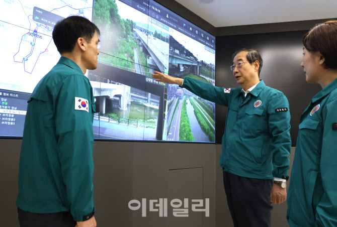 [포토]한덕수 국무총리-한화진 장관, 전국 홍수 관리상황 점검