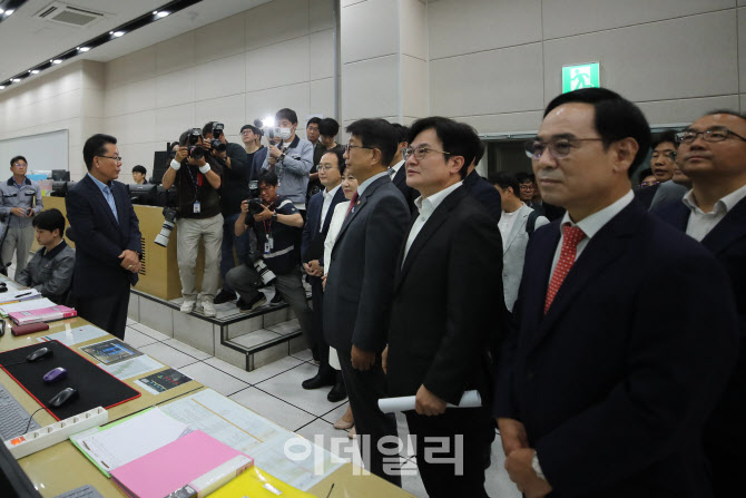 [포토]김포골드라인에 대해 브리핑 받는 박상우 장관