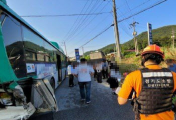 안성 국도서 버스·화물차 3중 추돌…17명 부상