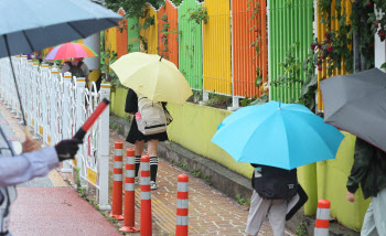 “우산 챙기세요”…주말 전국에 ‘많고 강한’ 장맛비