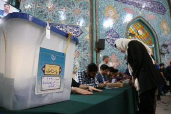 이란 대선 개표 초반 '초박빙'…과반 득표 없으면 '결선 투표'로