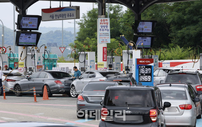 [포토]유류세 인하폭 축소 앞두고 붐비는 주유소